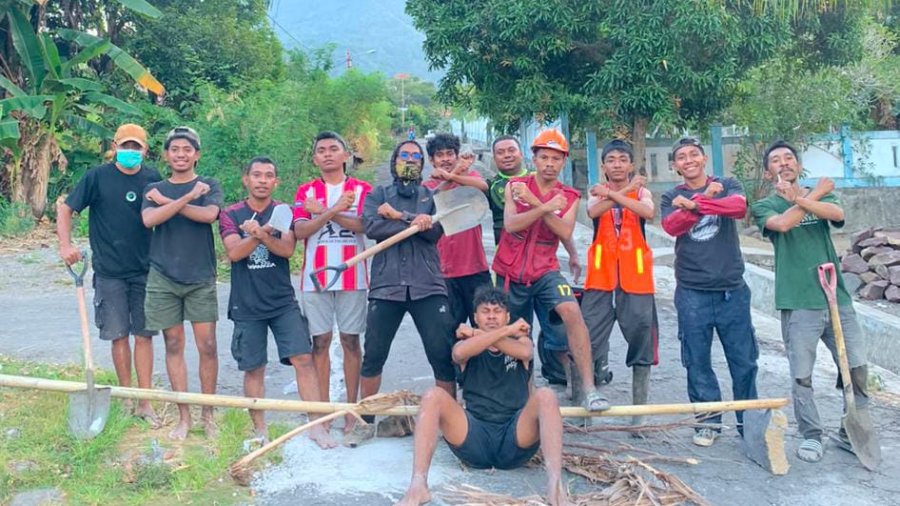 Perbaiki Jalan Berlubang, Aksi Komunitas Al-Maqam Jadi Tamparan Keras Bagi Pemerintah